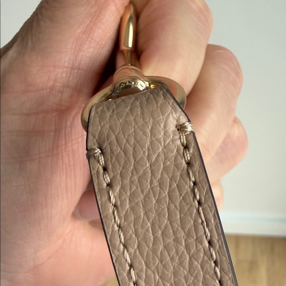 Coach Tan crossbody strap with Gold Hardware - Picture 6 of 10